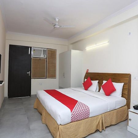Oyo 28670 Hotel Dev Palace Gurgaon Buitenkant foto