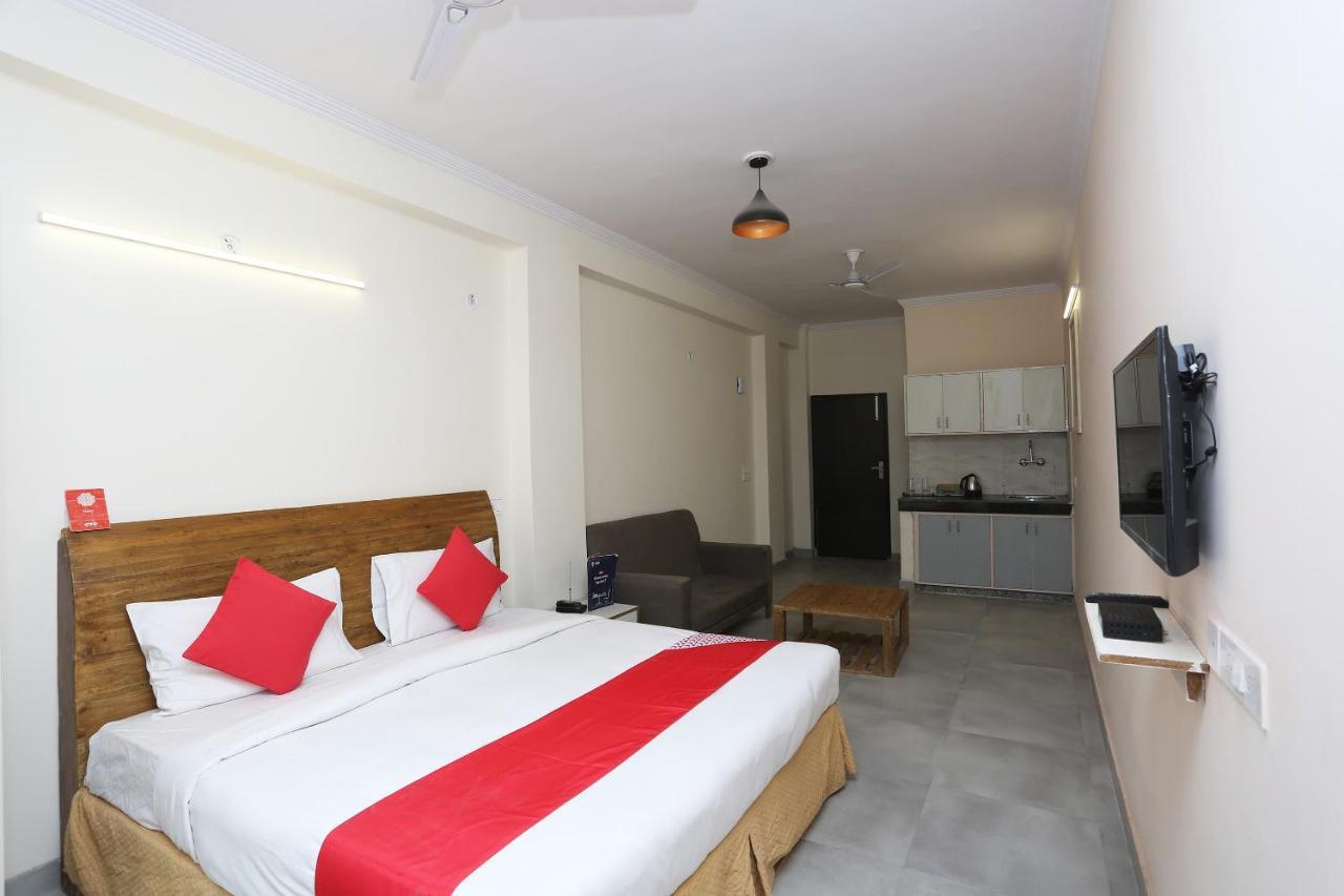 Oyo 28670 Hotel Dev Palace Gurgaon Buitenkant foto