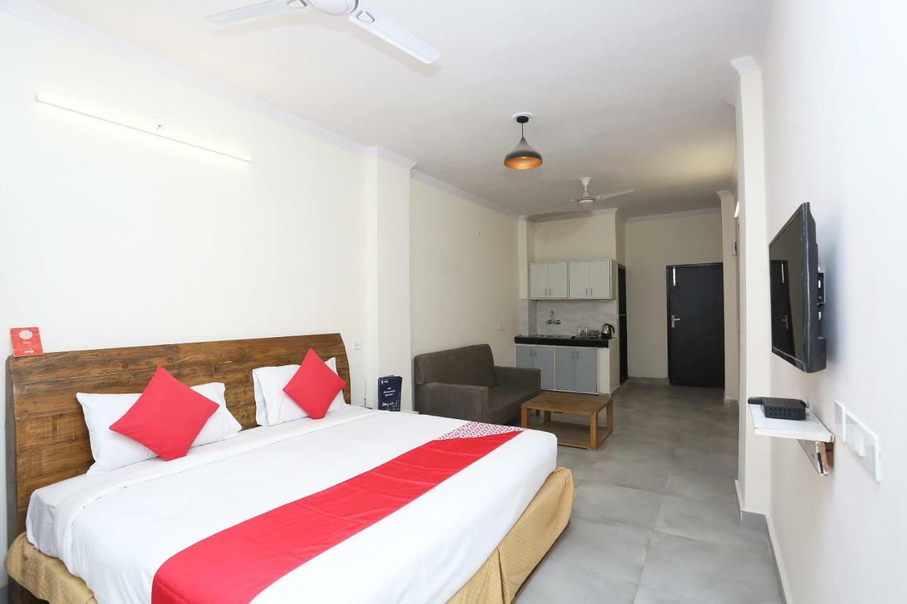 Oyo 28670 Hotel Dev Palace Gurgaon Buitenkant foto