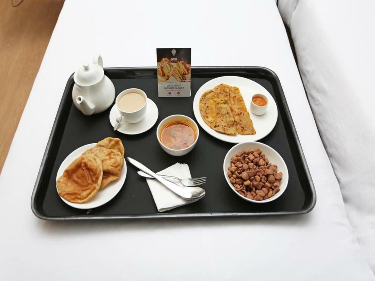 Oyo 28670 Hotel Dev Palace Gurgaon Buitenkant foto